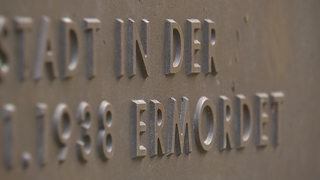 Eine Gedenktafel für die Opfer des Holocaust.