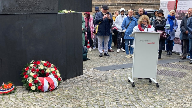 Die Holocaust-Zeitzeugin Tova Pagi spricht bei einer Gedenkveranstaltung zum 85. Jahrestag der Pogromnacht in Bremen.