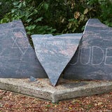 Gedenkstein zur Deportation männlicher Juden ins KZ Sachsenhausen nach der Reichspogromnacht am 9. November 1938, Skulptur von Jürgen Blode, Granit auf Betonsockel