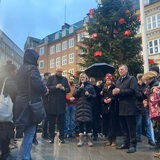 Auf dem Bremer Weihnachtsmarkt gedenken Menschen vor dem Weihanchtsbaum.