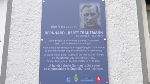 Die Gedenktafel des verstorbenen Fußballers Bernhard "Bert" Trautmann.