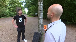 Reporter Luca Laube im Gespräch mit einem Anwohner aus Geestemünde.
