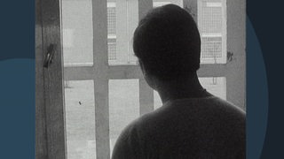 Ein Schwarz-/ Weißbild der Silhouette eines Gefängnisinsassen vor einem Fenster.