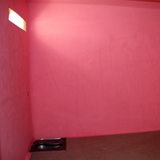 Eine Gefängniszelle gestrichen in der Farbe «Cool Down Pink»