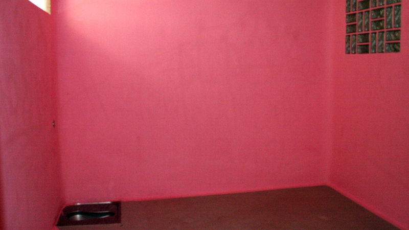 Eine Gefängniszelle gestrichen in der Farbe «Cool Down Pink»