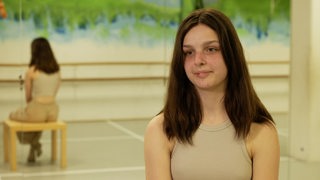 Eine geflüchtete Jugendliche aus der Ukraine in ihrem Tanzsaal im Interview mit buten un binnen. 