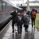 Eine geflüchtete afghanische Familie an einem Grenzbahnhof zu Deutschland. 
