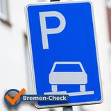 Ein Verkehrszeichen erlaubt das aufgesetzte Parken auf dem Gehweg, daneben steht ein Schild, das ein absolutes Halteverbot anzeigt. 