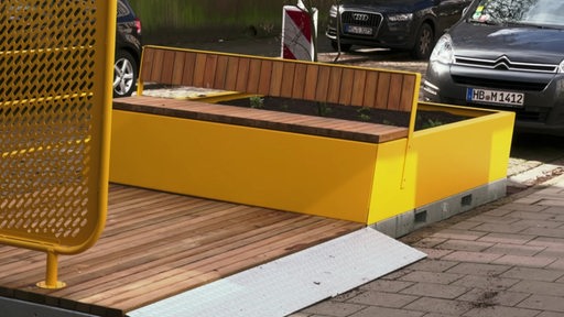 Neue gelbe Bänke auf den Straßen von Bremerhaven. 