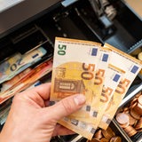 Eine Hand hält Bargeld