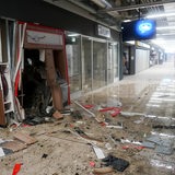 In einem Einkaufszentrum wurde ein Geldautomat gesprengt.
