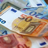 Geldscheine in Euro liegen auf einem Tisch