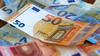 Geldscheine in Euro liegen auf einem Tisch