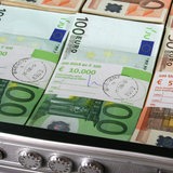 Blick in einen mit großen Euro-Scheinen gefüllten Geldkoffer.