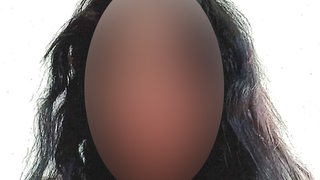 Eine Frau mit verpixeltem Gesicht und dunklen offenen Haaren schaut in die Kamera