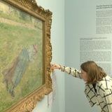 Das Gemälde "Im Gras liegendes Mädchen" von Camille Pissarro hängt in der Bremer Kunsthalle.