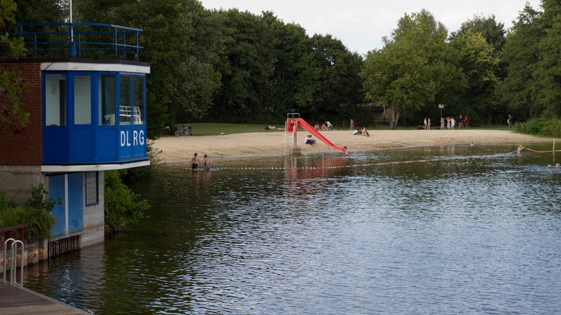 Silbersee mit DLRG-Haus und Rutsche