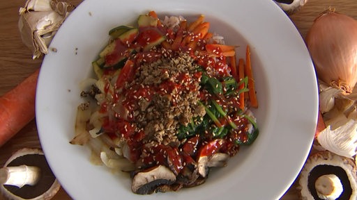 Ein Teller mit südkoreanischem Gemüsereis.
