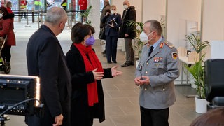 General Breuer beim Besuch in Bremen mit Gesundheitssenatorin Bernhard und Bürgermeister Bovenschulte