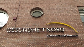 Schriftzug "Gesundheit Nord - Klinikverbund Bremen" an einem Gebäude
