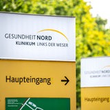 Schilder weisen auf den Haupteingang des Klinikums Links der Weser hin.