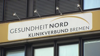 Ein Schild des Klinikverbunds Bremen, Gesundheit Nord.