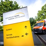 Ein Krankenwagen fährt zur Notaufnahme vom Klinikums Links der Weser. 