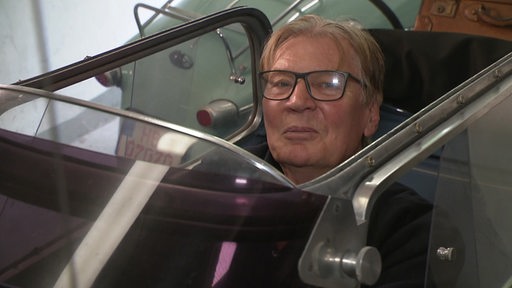 Dr. Gerd Traue in seinem restaurierten Messerschmitt-Auto.
