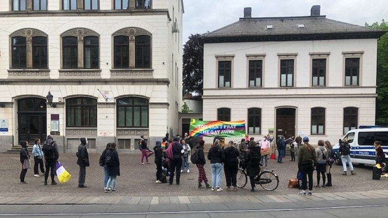 Einige Menschen protestieren in Bremen vor dem Landgericht gegen den umstrittenen Pastor Latzel.
