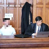 Ein Angeklagter sitzt im Gericht.