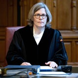 Gesa Kasper, Vorsitzende Richterin am Landgericht, sitzt im Gerichtssaal.