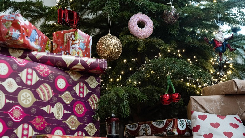 Verpackte Geschenke liegen unter einem Weihnachtsbaum.
