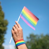 Regenbogenflagge wird geschwenkt (Symbolbild)