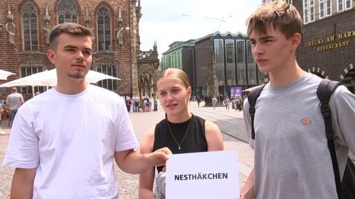 Drei Jugendliche werden in der Bremer Innenstadt zum Thema "Geschwister" interviewt.