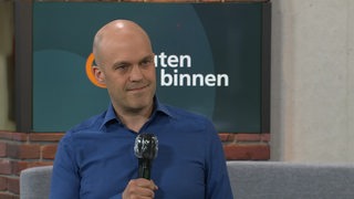 Radio Bremen Reporter Steffen Hudemann zu Gast im Studio von buten un binnen.