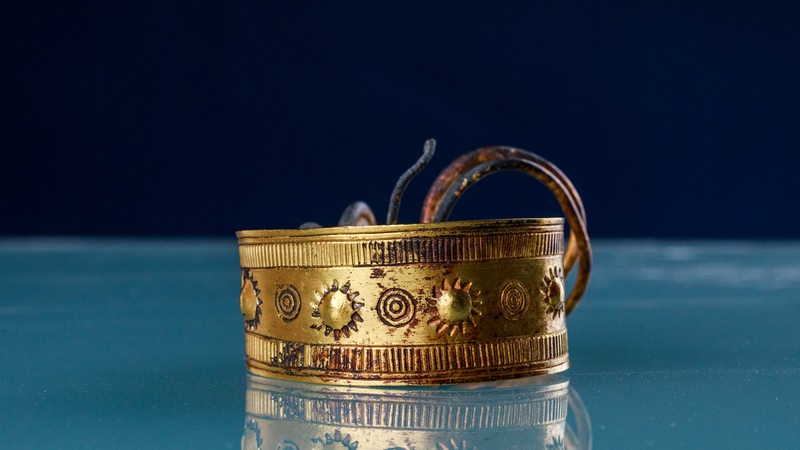 Eine Fibel aus Gold aus dem Gesseler Goldhorst