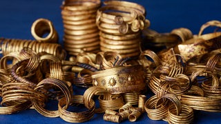 Viele Fundstücke aus Gold aus der Bronzezeit