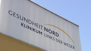 Ein Schild mit dem Logo von der Gesundheit Nord Klinikum links der Weser. 
