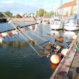 Gesunkener Nachbau eines Wikingerschiffs im Hafen von Hooksiel