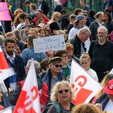 GEW Fahnen und Forderungen werden von Demonstrationsteilnehmern hoch gehalten.