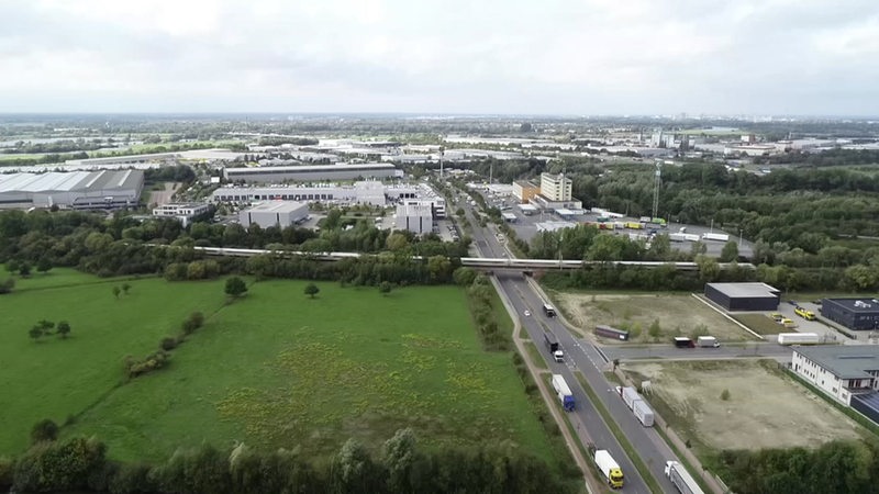 Luftbild von Frei- und Gewerbeflächen über Bremen.