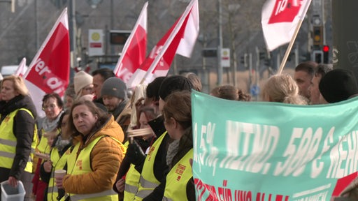 Rund hundert Beschäftigte der städtischen Kindertagesstätten haben für eine bessere Bezahlung demonstriert.Verdi hatte zum Warnstreik aufgerufen.