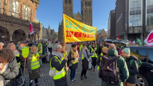Über tausend Bedienstete des Landes Bremen sind dem Aufruf der Gewerkschaften gefolgt und demonstrieren am Mittag unter anderem für 10,5 Prozent mehr Lohn in der Bremer Innenstadt.