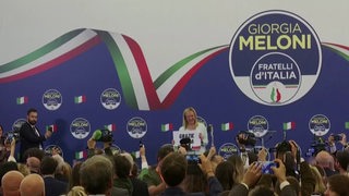 Die Politikerin Giorgia Melonie auf der Bühne, nach ihrem Wahlsieg. 