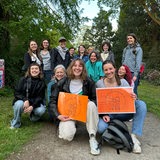 Mehrere Frauen stehen zusammen und halten Schilder in die Kamera.