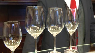 Vier Gläser mit dem Bremer Schlüssel im Rathaus. 