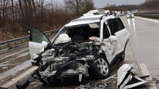 Zerstörtes Auto auf der A25  kurz vor der Anschlussstelle Schwanewede in Fahrtrichtung Bremen.