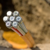 Glasfaserkabel ragt aus dem Boden hervor