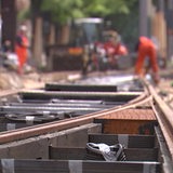 Bauarbeiter auf einer Gleisbaustelle der Bremer Straßenbahn.