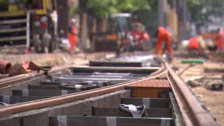 Bauarbeiter auf einer Gleisbaustelle der Bremer Straßenbahn.